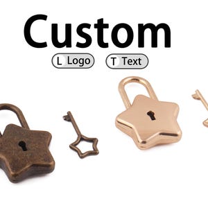 Puede incluir: Candados y llaves en forma de estrella en tonos bronce y oro. La palabra "Custom" está encima de los productos, con opciones para "L Logo" y "T Text". Las llaves tienen un diseño en forma de estrella.