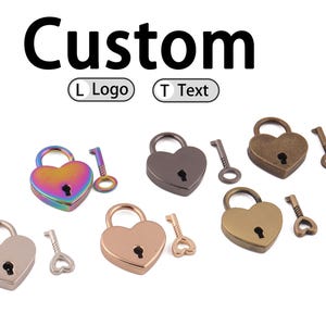 Puede incluir: Una taza de cerámica blanca con un asa negra y el texto "But First, Coffee" en negro en negrita. La taza está sobre una superficie blanca. La taza mide aproximadamente 10 cm de alto.