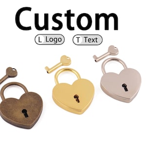 Puede incluir: Candados en forma de corazón en bronce, oro y plata, cada uno con una llave a juego. La palabra "Custom" está encima de los candados. La imagen también incluye el texto "L Logo" y "T Text".