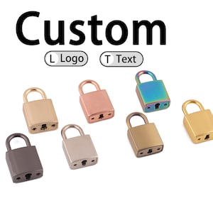 Puede incluir: Una colección de pequeños candados metálicos en varios colores, incluyendo dorado, bronce e iridiscente. La palabra "Custom" se muestra encima de los candados, con opciones para "L Logo" y "T Text".