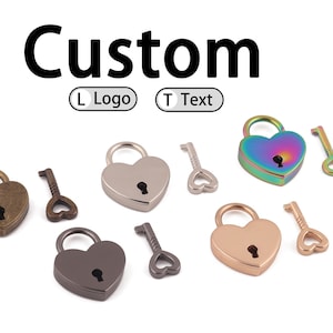 Puede incluir: Candados y llaves en forma de corazón en varios acabados metálicos, incluyendo bronce, plata e iridiscente. La palabra "Custom" se muestra encima de los candados, con opciones de personalización de logotipo y texto.