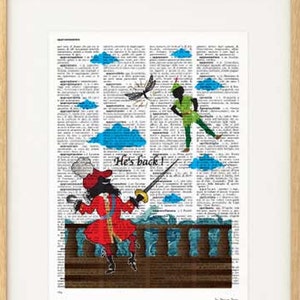 Puede incluir: Una impresión enmarcada de una página de libro vintage con una ilustración de Captain Hook y Peter Pan. El texto en la página dice "He's back!" y la ilustración muestra al Capitán Garfio en un barco con una espada, mientras Peter Pan vuela sobre él.