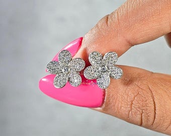 Kolczyki z okrągłym szlifem moissanitu, diamentowe kolczyki z pięciopłatkową plumerią do codziennej stylizacji