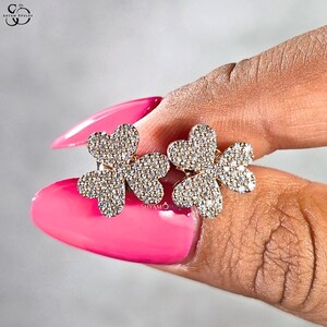 Pendientes de moissanita de talla redonda con forma de trébol de tres pétalos, pendientes florales en racimo de oro de 14k para chicas.