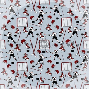 Peut inclure: Un motif répétitif sur fond bleu clair représentant des joueurs de hockey sur glace en uniforme noir, casques rouges et patins rouges, avec des crosses, des palets et des cages de but blanches. Le motif inclut le texte Crinkle Meadow Studios.