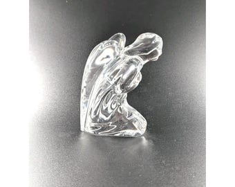 Autentica statuetta di angelo inginocchiato in preghiera in cristallo Baccarat Francia, firmata e incisa.