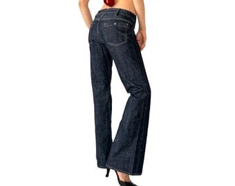 Peut inclure: Jean en denim bleu foncé avec une taille haute, une coupe classique à cinq poches avec des coutures apparentes et une silhouette à jambes larges qui descend jusqu'au sol. Le jean est fabriqué dans un tissu en coton bleu profond légèrement délavé.