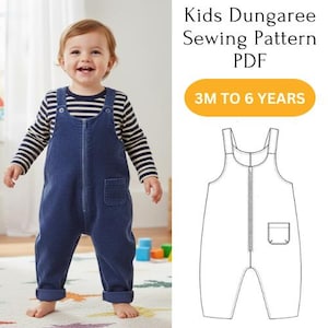 Peut inclure: Un enfant souriant porte une salopette en jean bleu avec une fermeture éclair et une poche. Il porte également un haut à manches longues rayé. Le texte "Kids Dungaree Sewing Pattern PDF" et "3M TO 6 YEARS" est inclus.