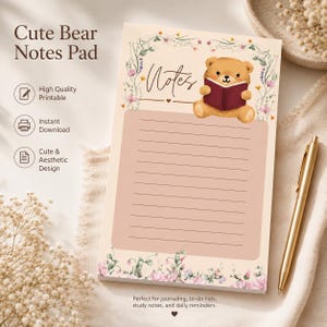 Può includere: Un blocco note rettangolare con sfondo color crema chiaro e bordo floreale. In alto, un'illustrazione di un orso bruno tiene in mano un libro rosso scuro. La parola Notes è scritta in corsivo. Sotto, una sezione rosa chiaro ha linee orizzontali.