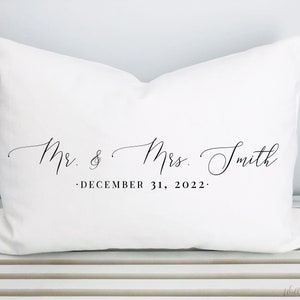 Cadeau de mariage, coussin de mariage, coussin Mr et Mme, cadeau de shower de mariage, coussin à monogramme, coussin personnalisé, coussin cadeau de mariage pour couple image 7