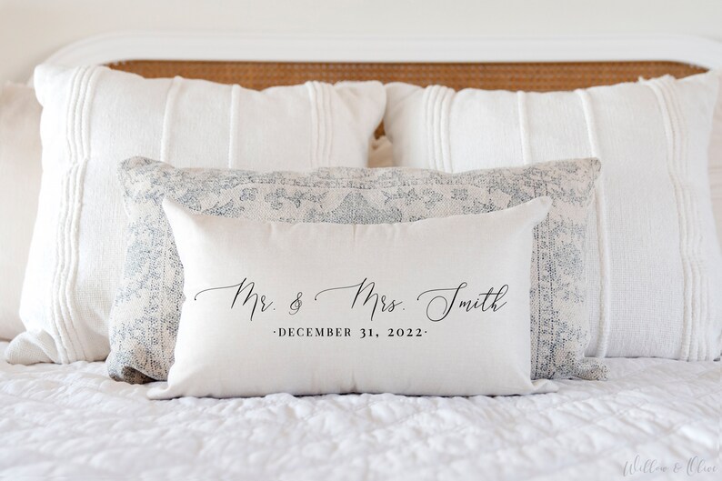 Cadeau de mariage, coussin de mariage, coussin Mr et Mme, cadeau de shower de mariage, coussin à monogramme, coussin personnalisé, coussin cadeau de mariage pour couple image 5