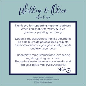 Puede incluir: Una imagen de texto con fondo azul y texto blanco. El texto dice "Willow & Olive sobre nosotros: &iexcl;Gracias por apoyar mi peque&ntilde;o negocio! Cuando compras en Willow & Olive, est&aacute;s apoyando a nuestra familia! El dise&ntilde;o es mi pasi&oacute;n y estoy tan agradecida de poder crear productos personalizados y decoraci&oacute;n para el hogar para ti, tu familia, amigos e incluso tus mascotas! Agradezco a mis clientes y me encanta ver mis dise&ntilde;os en sus hogares. Aseg&uacute;rate de compartir en las redes sociales y etiqueta tus publicaciones con #willowandolive xo Amy https://willowandolive.com https://www.etsy.com/shop/WillowAndOlive SOCIAL: @willowandolive"