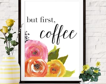 Puede incluir: Una impresión de arte imprimible blanca con el texto "but first, coffee" en fuente cursiva negra. La impresión presenta un diseño floral de acuarela con flores rosas, naranjas y amarillas.