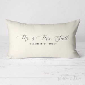 Cadeau de mariage, coussin de mariage, coussin Mr et Mme, cadeau de shower de mariage, coussin à monogramme, coussin personnalisé, coussin cadeau de mariage pour couple Black on Ivory