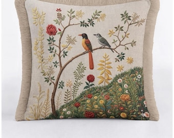Funda de cojín decorativa de tapiz vintage con motivos botánicos de pájaros y flores silvestres, con flecos, color beige, ideal para sala de estar y dormitorio.