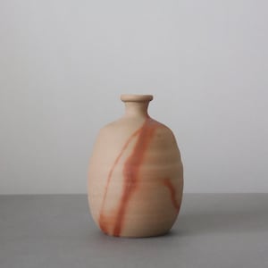 以下が含まれることがあります： クリーム、ライトグレー、ダークグレーの3色の、まだら模様のマット仕上げのセラミックマグのセット。各マグはシンプルでミニマリストなデザインで、丸みを帯びたハンドルが付いています。コーヒーや紅茶用です。