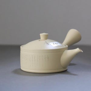 Tetera Tokoname excepcional | Kyusu japonés color crema con caligrafía tallada a mano | Mini tetera con asa lateral | Arte cerámico Wabi-Sabi