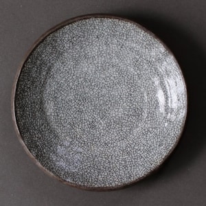 Plato japonés con esmalte craquelado, plato de cerámica Mino Ware hecho a mano, plato rústico Wabi Sabi, cerámica hecha a mano en Japón.