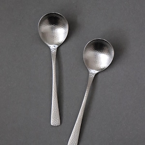 Japanischer Nagomi-Bouillonlöffel aus gehämmertem Edelstahl – Tsubame-Sanjo Besteck, moderner minimalistischer Suppenlöffel, 18/8-Edelstahl, hergestellt in Japan