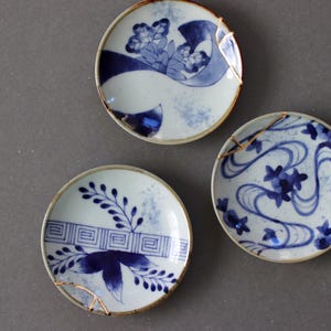Imari-Porzellanteller im Kintsugi-Stil, handbemalter japanischer kleiner Teller, blau-goldene Keramikschale, hergestellt in Japan, Wabi-Sabi-Dekor