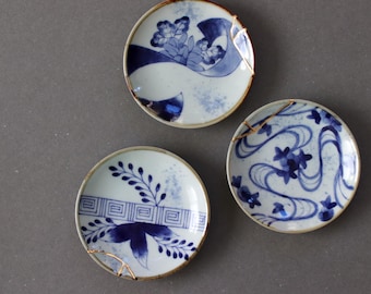 Kintsugi-inspirerad Imari-porslinstallrik, handmålad japansk liten tallrik, blå och guldfärgad keramikfat, tillverkad i Japan Wabi Sabi-dekor
