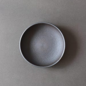 Japanse zwarte schaal op voet | Houtskoolkleurige aardewerk serveerschaal | Keramische schaal gemaakt in Japan | Wabi Sabi servies | Kleine verhoogde schaal