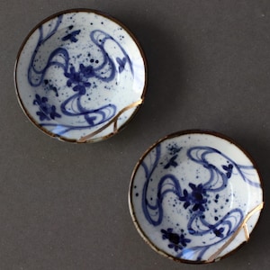 Piatto in porcellana Imari ispirato al Kintsugi, piccolo piatto giapponese dipinto a mano, piatto da portata blu e oro, stoviglie Wabi Sabi realizzate in Giappone