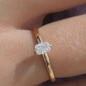 Puede incluir: Un juego de tres tazas de cerámica con acabado mate moteado. Las tazas son de color crema, marrón claro y marrón oscuro. Cada taza tiene un diseño simple y minimalista.