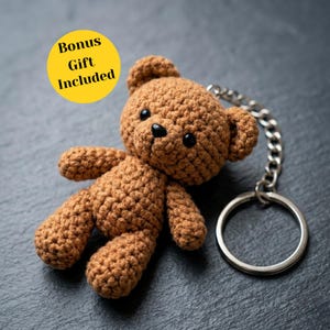 Virkad nallebjörn nyckelringsmönster PDF | amigurumi plyschleksaker | gosedjur leksak | nyckelringshållare