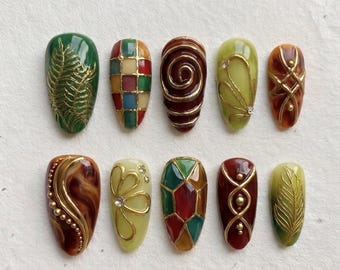 Uñas postizas con diseño de vidrieras en tonos tierra / Uñas postizas doradas pintadas a mano con arte 3D / Uñas almendradas de gel personalizadas / Uñas de lujo estilo boho / Uñas reutilizables con diseño de helechos