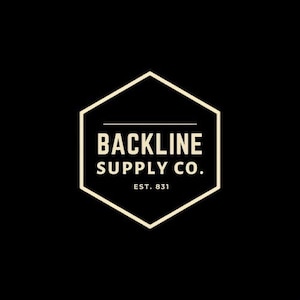 Puede incluir: Un logotipo sobre un fondo negro. El logotipo es un hexágono color crema con las palabras "BACKLINE SUPPLY CO." en negrita, fuente sans-serif. Debajo, "EST. 831". El diseño es limpio y moderno.