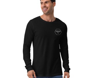 Könnte beinhalten: Schwarzes Langarmshirt mit Rundhalsausschnitt. Auf der linken Brust befindet sich ein weißes sechseckiges Logo mit der Aufschrift "BACKLINE". Der Mann trägt eine blaue Jeans. Das Shirt ist aus weichem Material.