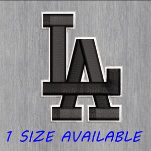 Könnte beinhalten: Schwarz-weiß gesticktes LA-Logo auf silbernem Hintergrund. Das Logo hat eine weiße Umrandung. Der Text "1 SIZE AVAILABLE" steht in Blau unter dem Logo.
