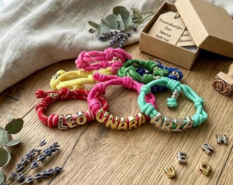 Aangepaste belletter naamarmband, verstelbare armband met touwknoop, gepersonaliseerde sieraden cadeau voor vrouwen mannen