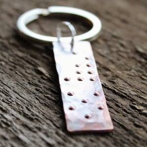 Porte-clés secret en braille personnalisé, cuivre rustique, cadeau unisexe image 1