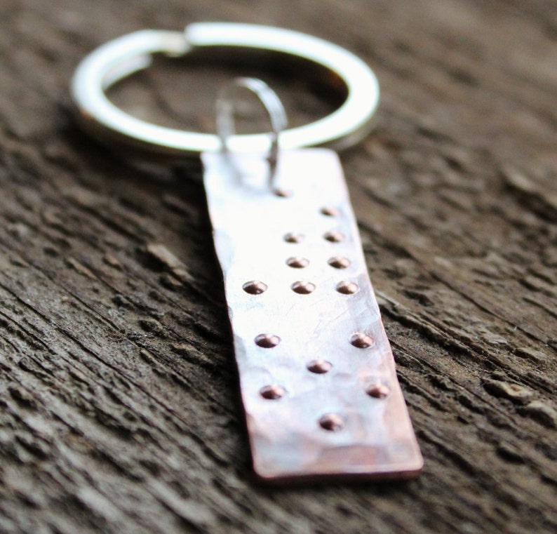 Porte-clés secret en braille personnalisé, cuivre rustique, cadeau unisexe image 1