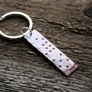 Personalized Braille Secret Message Keychain, Rustic Copper, Unisex Gift imagem 3