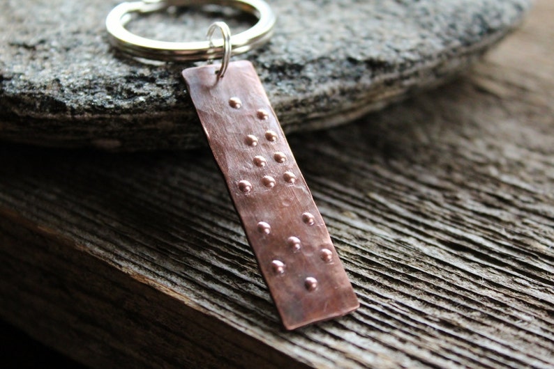 Personalized Braille Secret Message Keychain, Rustic Copper, Unisex Gift imagem 4