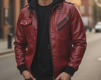 Puede incluir: Chaqueta de cuero burdeos con una sudadera con capucha negra debajo. La chaqueta tiene cierre de cremallera, dos bolsillos en el pecho y dos bolsillos con cremallera. La persona lleva vaqueros oscuros.
