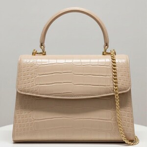 Luxury Croc Embossed Leather Top Handle Bag – Structured Flap Handbag with Chain Strap – Elegant Designer Style Purse for Women Beige