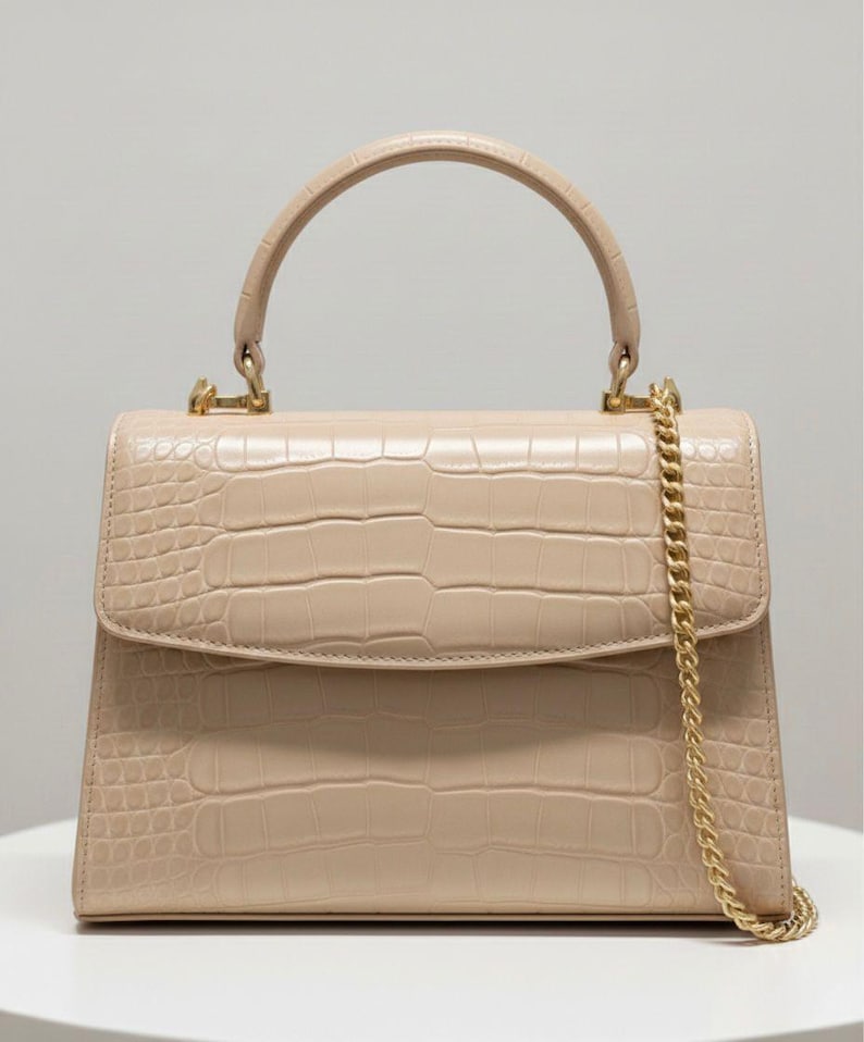 Luxury Croc Embossed Leather Top Handle Bag – Structured Flap Handbag with Chain Strap – Elegant Designer Style Purse for Women Beige
