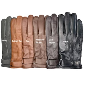 Puede incluir: Guantes de cuero en varios tonos: gris, beige inglés, beige, marrón medio, marrón oscuro y negro. Cada guante tiene una correa con cierre de hebilla y costuras decorativas. Los guantes están diseñados para el clima frío.