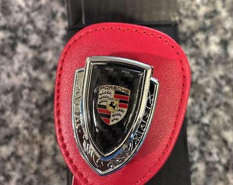 Luxus-Auto-inspirierter Schlüsselhalter | Schlüsselanhänger aus rotem Leder mit Emblem Shield Design | Sportliches Automobil Geschenk