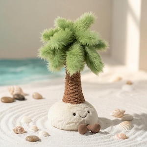 Può includere: Un giocattolo a forma di palma in peluche con un tronco marrone testurizzato e fronde verdi morbide. La base è una forma arrotondata in peluche color crema con un semplice viso sorridente ricamato e due piccoli piedi marroni.