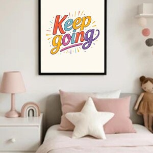 Puede incluir: Un juego de tres tazas de cerámica con un acabado moteado y mate. Cada taza presenta un color diferente: azul claro, crema y gris. Las tazas tienen un diseño simple y moderno, ideal para café o té.