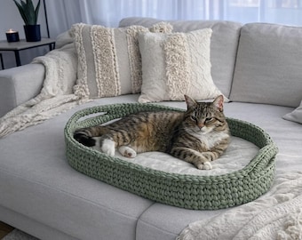 Cómoda cama para gatos, acogedor salón de crochet para mascotas, muebles minimalistas para gatos, diseño suave hecho a mano, decoración moderna de interiores para un hogar acogedor y elegante para gatos.