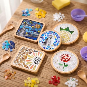 Könnte beinhalten: Vier Holzuntersetzer mit Mosaikmotiven: eine Sternennacht, ein Pinguin, eine Ananas und eine rote Rose. Die Untersetzer sind umgeben von kleinen Haufen bunter Glasmosaiksteine, Holzlöffeln und kleinen Schalen auf einer hölzernen Oberfläche.