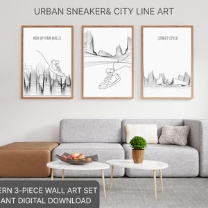 Peut inclure: Un ensemble d'art mural moderne en 3 pièces avec des dessins au trait de baskets et de paysages urbains. Chaque impression encadrée a un cadre en bois. Les textes "Kick Up Your Walls" et "Street Style" sont visibles. Téléchargement numérique.