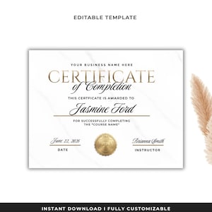 Può includere: Un modello di certificato bianco con testo dorato e sfondo marmoreo. Il certificato recita "Certificato di completamento" e include campi per un nome, una data e un istruttore. Il testo "Modello modificabile" è in alto.