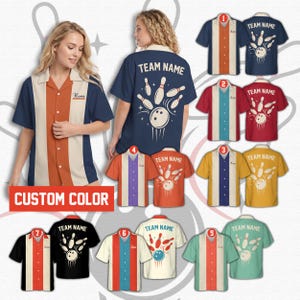 Puede incluir: Camisas de bolos en varios colores, incluyendo azul marino, rojo y amarillo, con rayas verticales y gráficos temáticos de bolos. Las camisas presentan el texto "Team Name" y un diseño de bolos y bola. La imagen también muestra el texto "Custom Color".